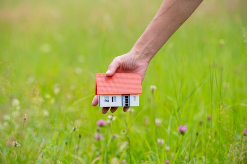 Foto: Kleines Haus in einer Hand